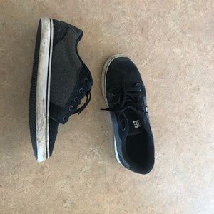 Size 6 youth DC shoes